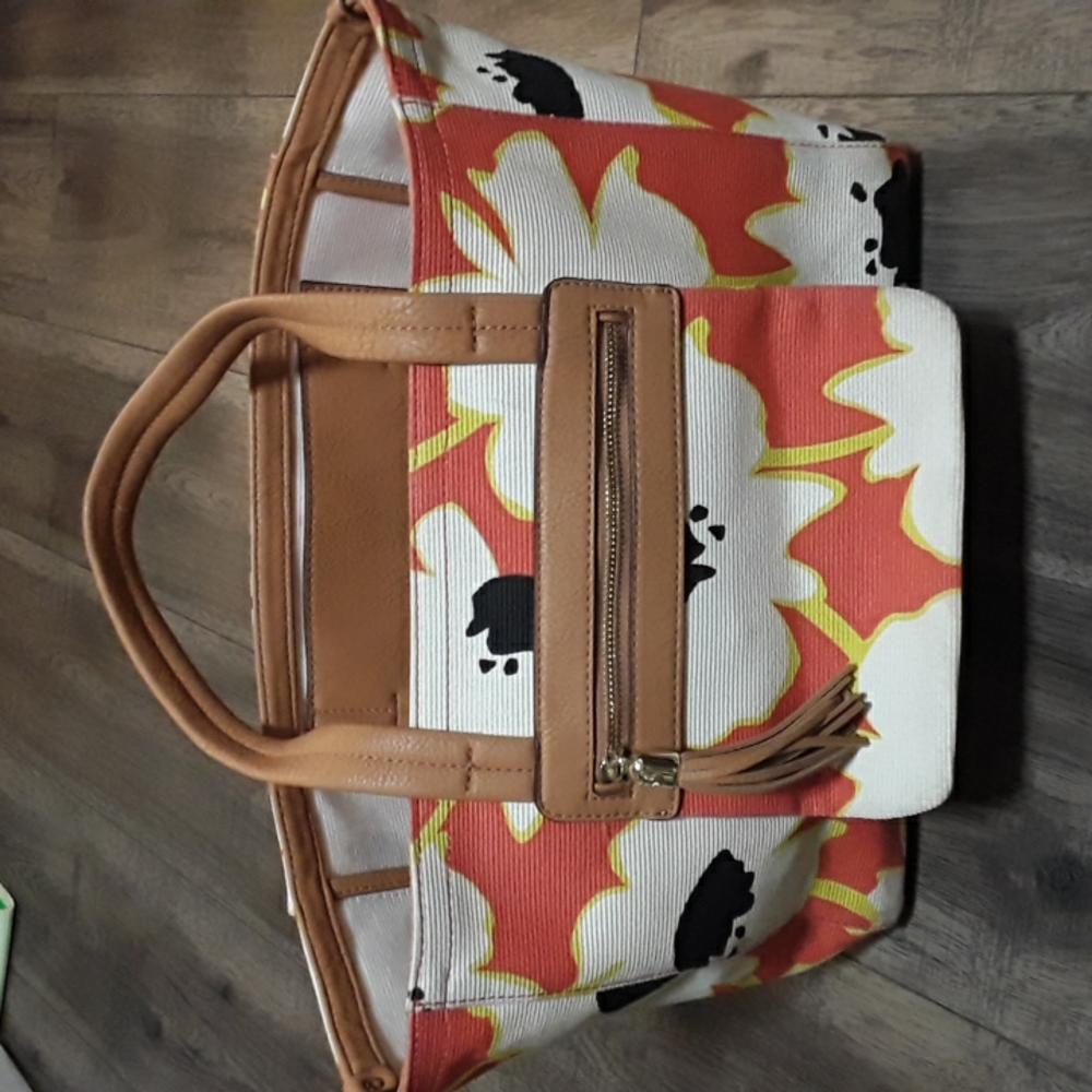 RELIC Canvas Tote Bag has an outside pocket and one inside pocket.